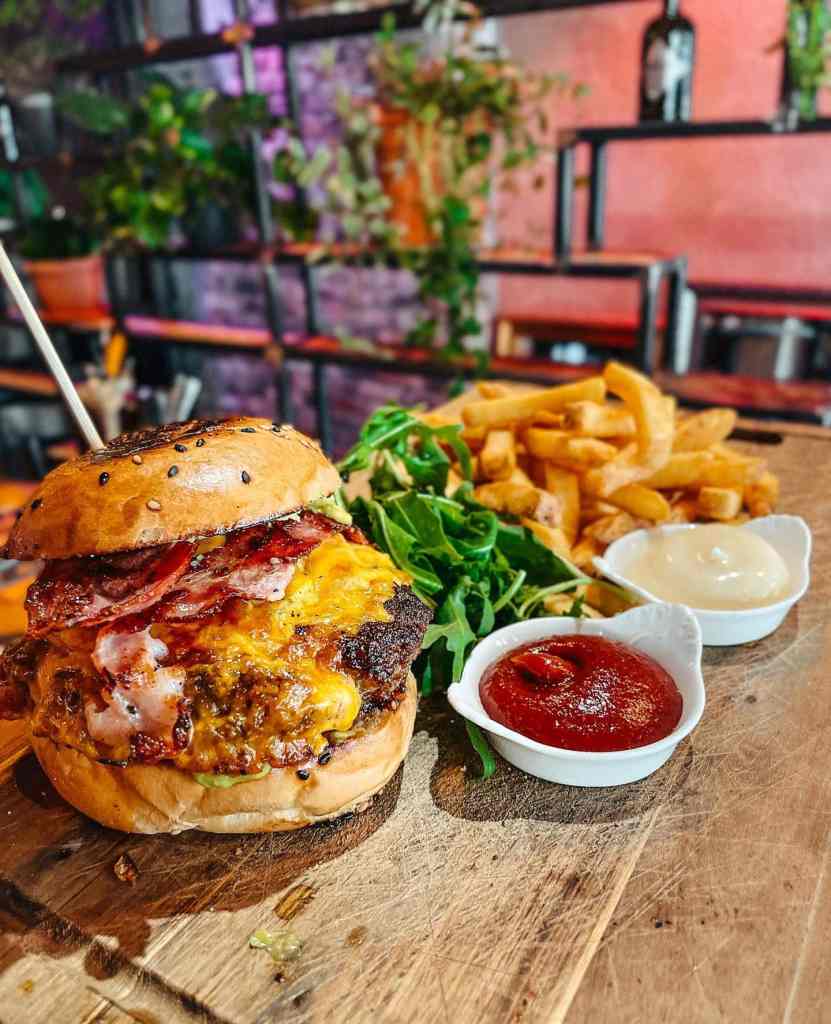 Barroq Burger und Pommes
