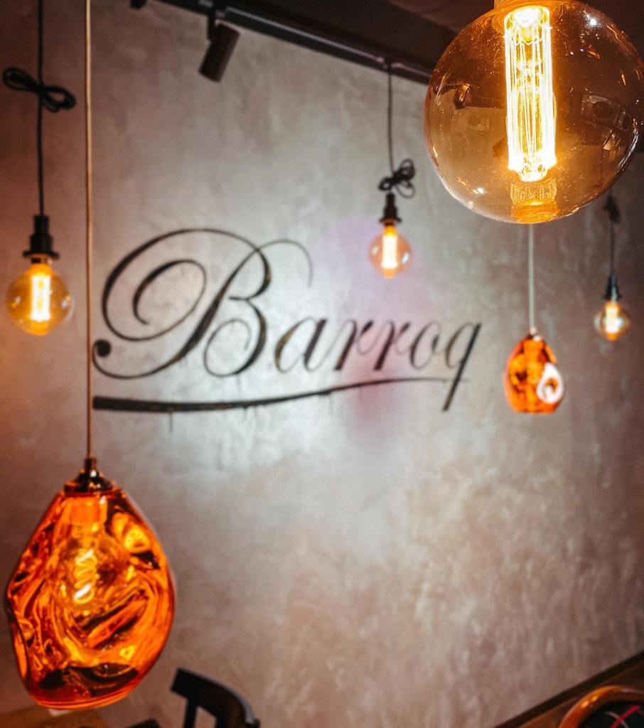 Barroq-Schriftzug im warm beleuchteten Restaurant